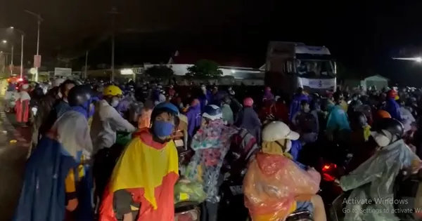 CLIP: Khoảng 11.000 người đội mưa, chạy xe máy về quê trên đường Hồ Chí Minh