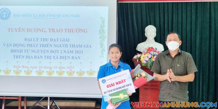 Trao thưởng cho đại lý giỏi vận động người dân tham gia BHXH tự nguyện