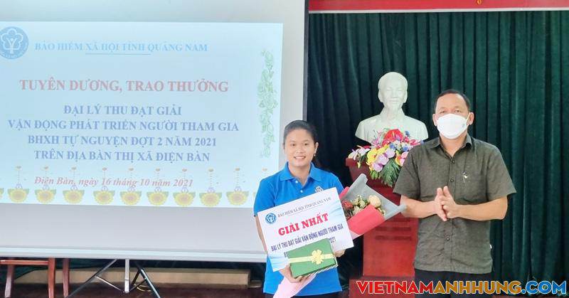 Trao thưởng cho đại lý giỏi vận động người dân tham gia BHXH tự nguyện