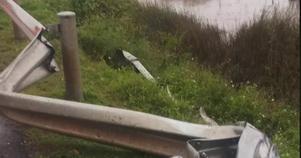 Xe bán tải tông gãy lan can, lao xuống ruộng