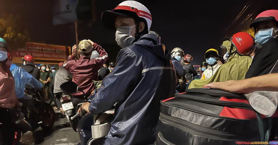 Đã có hơn 100.000 người lao động rời Bình Dương để về quê