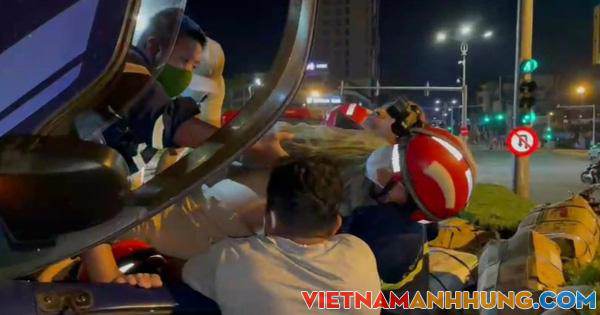 CLIP: Giải cứu tài xế bị mắc kẹt sau vụ lật xe tải ở cầu Rồng