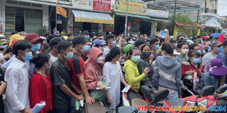 Hàng nghìn người xếp hàng, chen lấn để tiêm mũi 2 vaccine phòng Covid-19