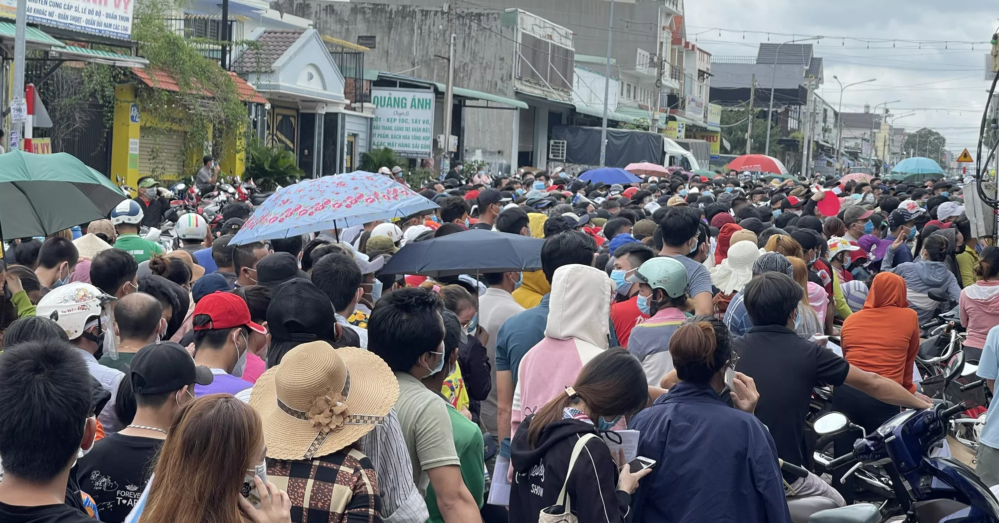 Bình Dương chấn chỉnh tập trung đông người tại điểm tiêm vaccine Covid-19