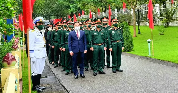 Lãnh đạo Bộ Quốc phòng dâng hương tưởng niệm anh hùng liệt sĩ Đoàn tàu không số