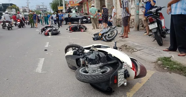 Ôtô bất ngờ tông hàng loạt xe máy