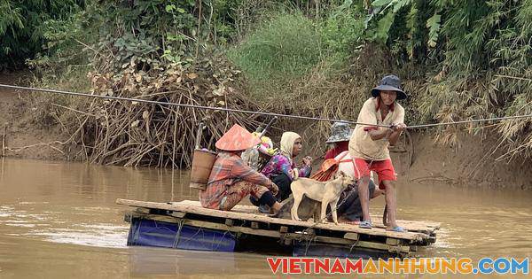 Cầu treo lỡ dở, dân liều mình kéo bè qua nước lũ