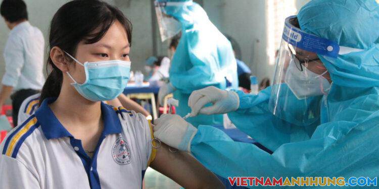 Ngày đầu tiên Bình Dương tiêm vaccine ngừa Covid-19 cho trẻ từ 12-17 tuổi