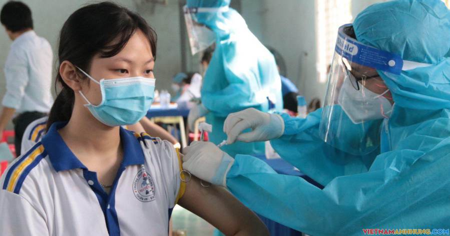 Ngày đầu tiên Bình Dương tiêm vaccine ngừa Covid-19 cho trẻ từ 12-17 tuổi