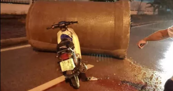 Tông vào ống cống chắn ngang đường, đôi nam nữ sắp cưới tử vong