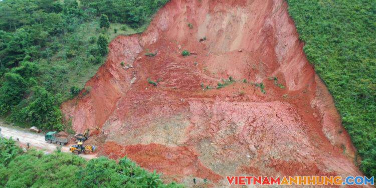 10.000 khối đất đá tràn xuống quốc lộ ở Thanh Hóa