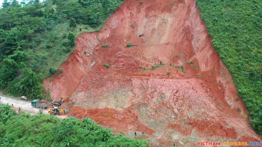 10.000 khối đất đá tràn xuống quốc lộ ở Thanh Hóa
