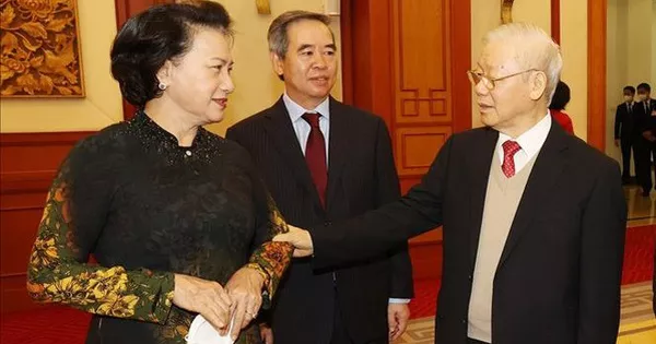 Trao Quyết định nghỉ chế độ cho các Ủy viên Bộ Chính trị, Bí thư TƯ khóa XII không tái cử khóa XIII