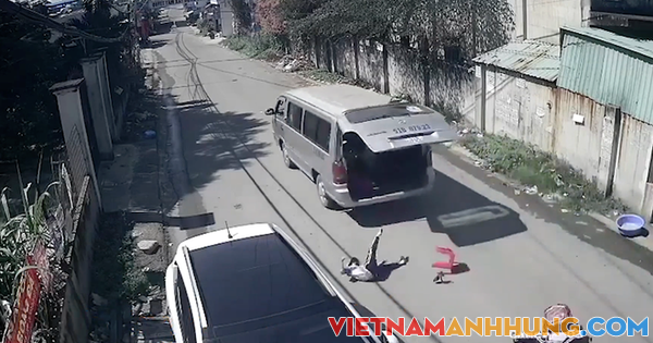 Văng khỏi xe đưa đón, 4 học sinh thương vong