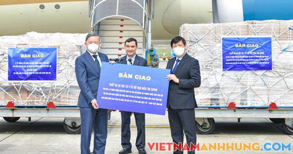 Tiếp nhận ủng hộ quý báu của kiều bào