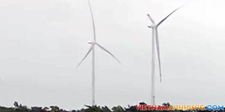 2 cánh quạt điện gió ở Sóc Trăng bị gãy