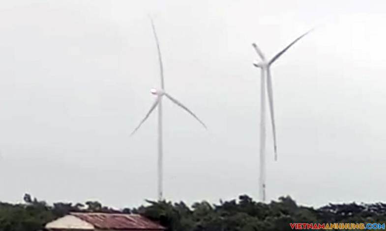 2 cánh quạt điện gió ở Sóc Trăng bị gãy