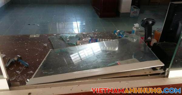 Bệnh viện dã chiến điều trị bệnh nhân Covid-19 bị đập phá