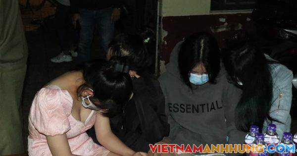 Xử phạt quán karaoke và tiệm cắt tóc mở cửa giữa lúc dịch bệnh Covid-19