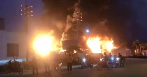 CLIP: Cháy lớn kèm theo nhiều tiếng nổ tại công ty nhựa trong khu công nghiệp