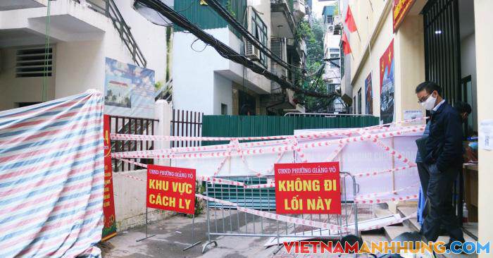 Ghi nhận nhiều ca nhiễm Covid-19, dựng hàng rào tôn cao 2m ngay trước cửa UBND