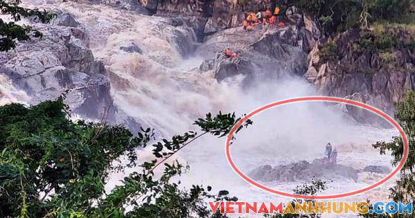 Giải cứu 3 người đi câu cá mắc kẹt giữa dòng nước lũ