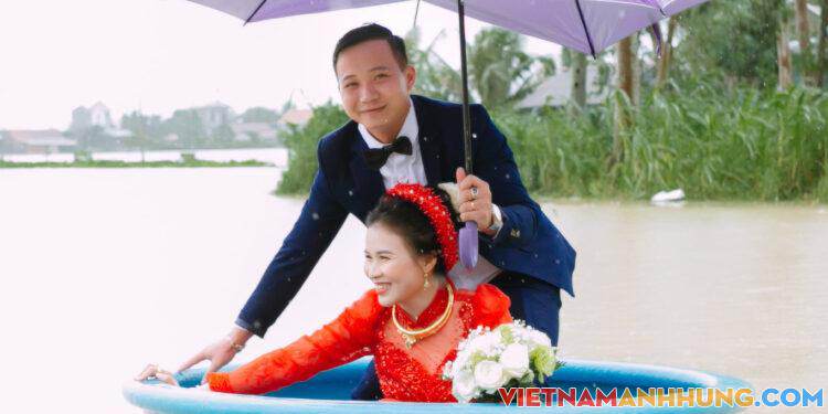 Cưới đúng ngày mưa lũ, cô dâu xinh đẹp được đón bằng thúng sau nhiều lần trì hoãn