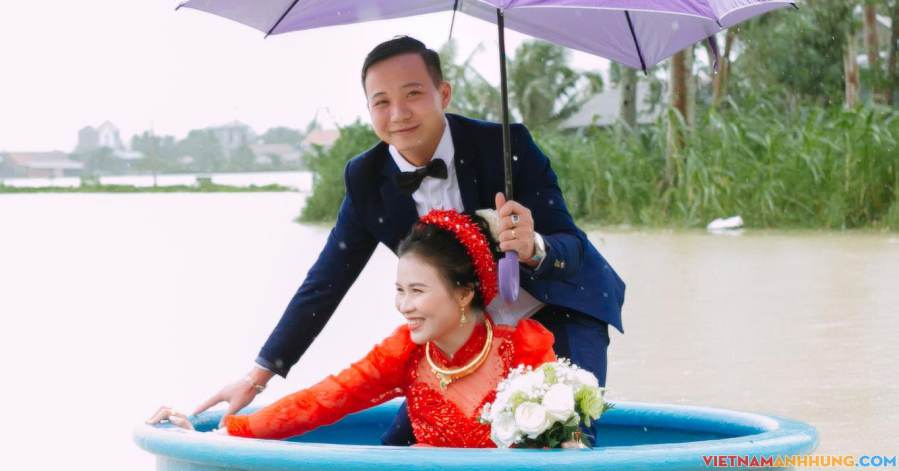Cưới đúng ngày mưa lũ, cô dâu xinh đẹp được đón bằng thúng sau nhiều lần trì hoãn