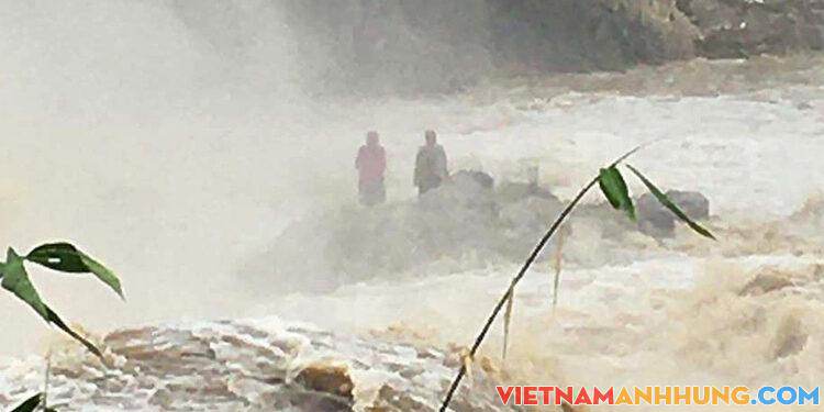 3 người mắc kẹt giữa thác lũ