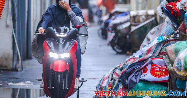 CLIP: Rác thải trùm bạt, ùn ứ trên nhiều tuyến phố Hà Nội