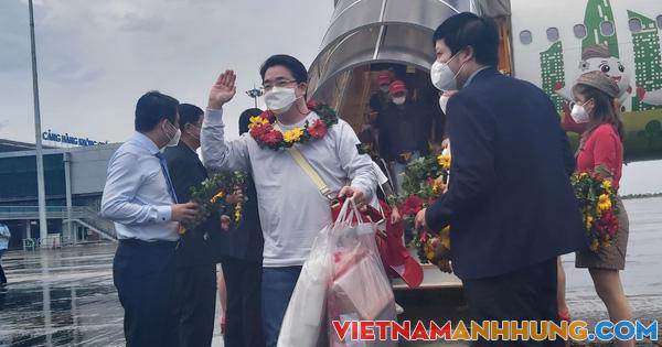 CLIP: Phú Quốc đón đoàn khách quốc tế “hộ chiếc vắc-xin” đầu tiên