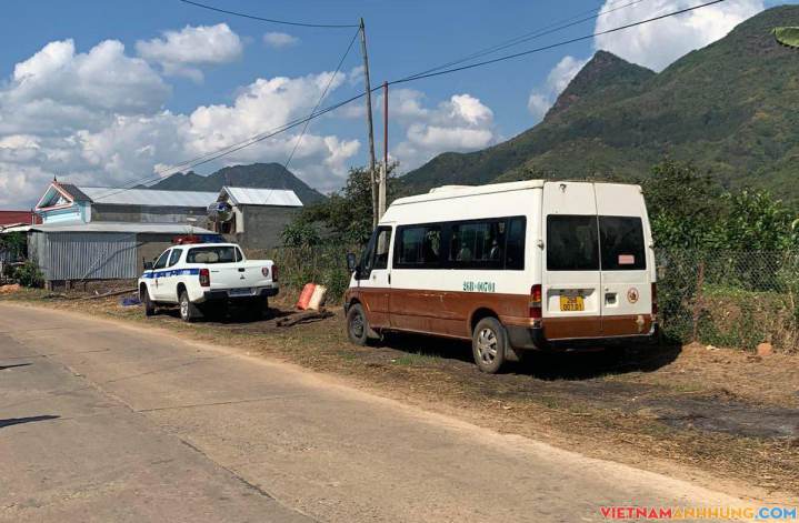 Ba học sinh bị văng khỏi xe đưa đón, một em tử vong