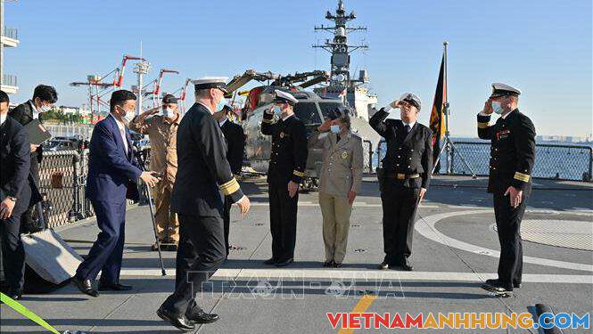 Bộ trưởng Quốc phòng Nhật Bản thăm chiến hạm của hải quân Đức