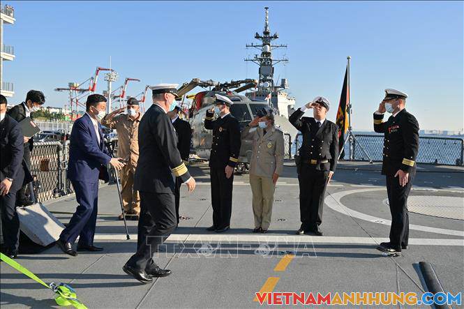 Bộ trưởng Quốc phòng Nhật Bản thăm chiến hạm của hải quân Đức