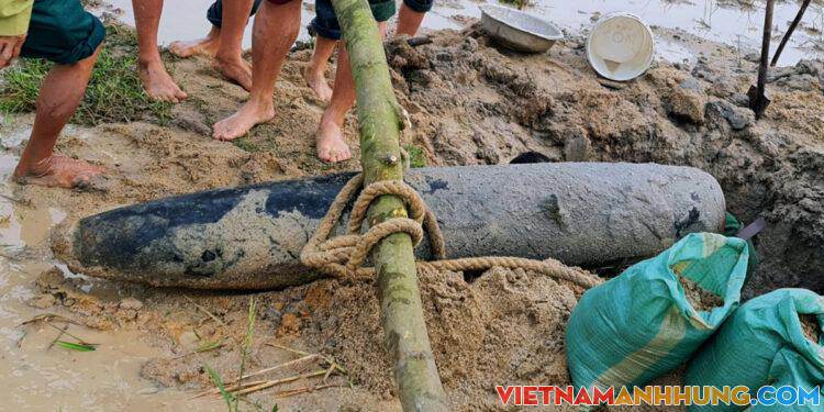 Bom nặng gần 200 kg dưới ruộng