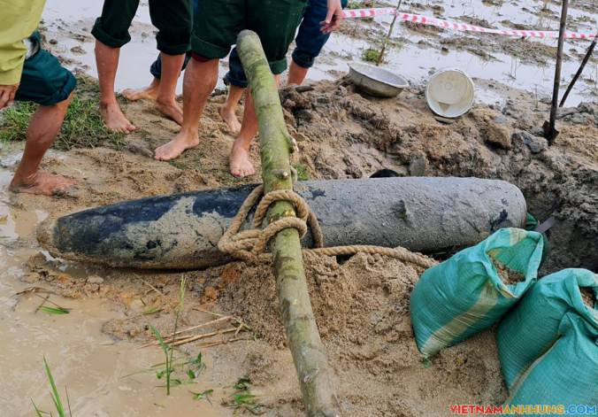 Bom nặng gần 200 kg dưới ruộng