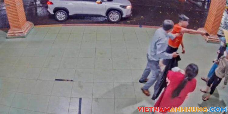 Cán bộ công an chĩa súng vào nhân viên y tế