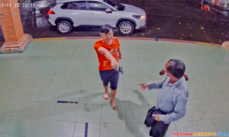 Cảnh sát chĩa súng vào nhân viên y tế bị đình chỉ công tác