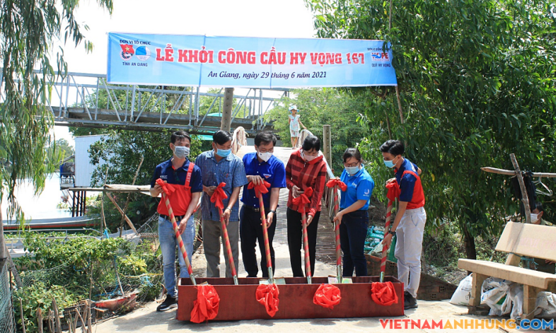 ‘Chạy đua với đại dịch’ xây cầu Hy vọng