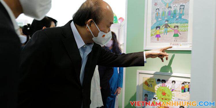 Chủ tịch nước xúc động xem tranh trẻ em vẽ trong đại dịch