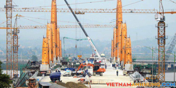 Công trường xây cầu 2.100 tỷ đồng bắc qua vịnh Cửa Lục