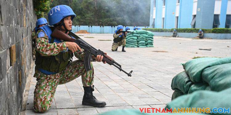 Đội Công binh ‘mũ nồi xanh’ diễn tập bảo vệ doanh trại