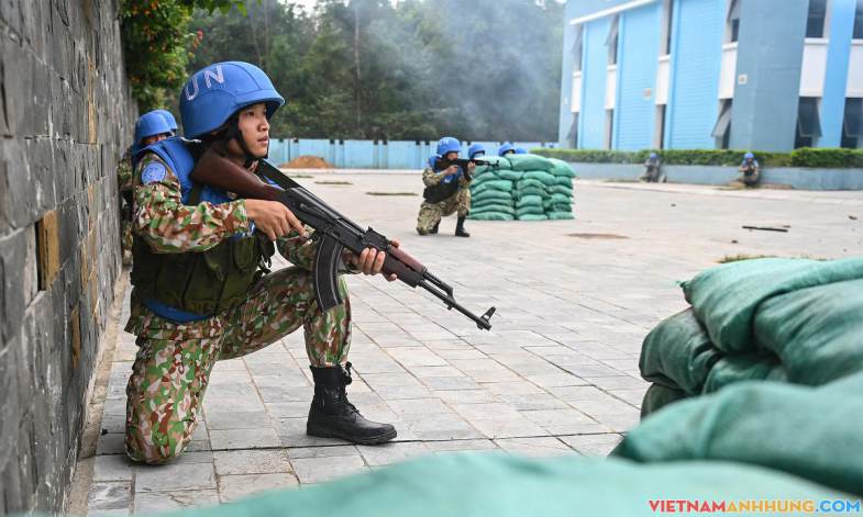 Đội Công binh ‘mũ nồi xanh’ diễn tập bảo vệ doanh trại