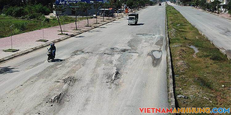 Đường gần 300 tỷ đồng chưa bàn giao đã hỏng