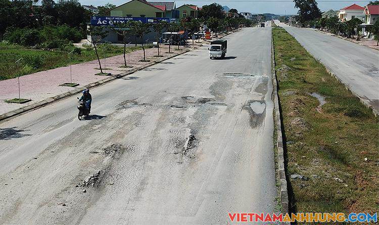 Đường gần 300 tỷ đồng chưa bàn giao đã hỏng