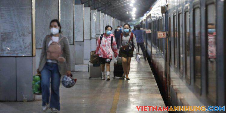 Đường sắt tạm dừng nhiều tàu do vắng khách