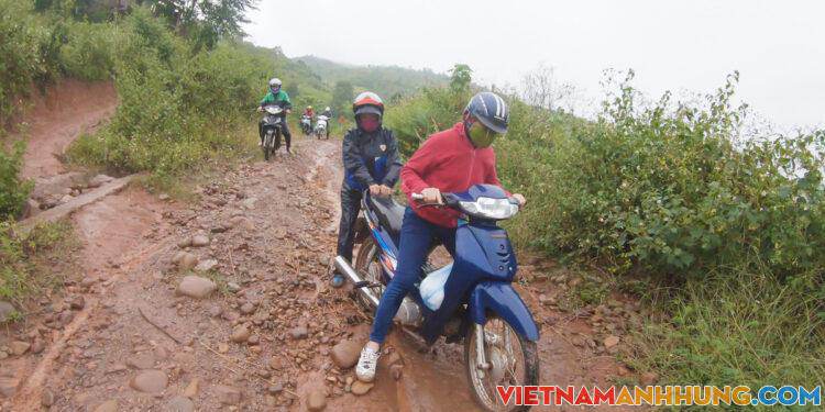 Giáo viên vùng cao vượt khó đến trường mùa mưa