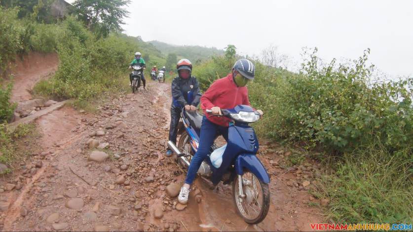 Giáo viên vùng cao vượt khó đến trường mùa mưa