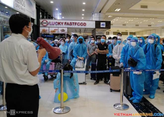 Hà Nội dừng cách ly người về từ TP HCM