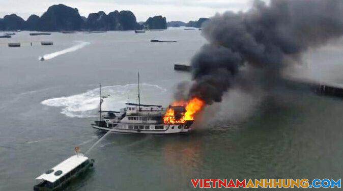 Hai tàu nghỉ đêm trên vịnh Hạ Long bốc cháy